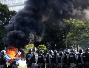 Μπραζίλια: Καίγονται κυβερνητικά κτίρια - Μεγάλες διαδηλώσεις κατά του προέδρου Τέμερ